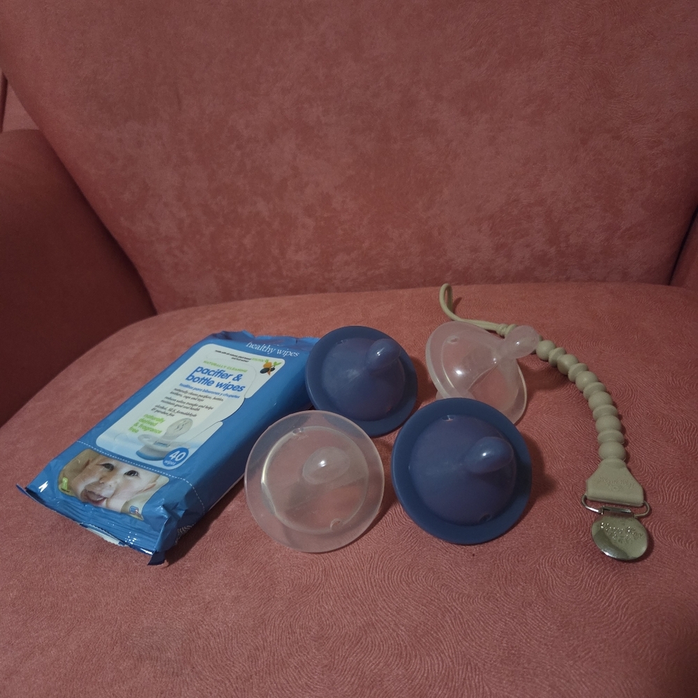👻SOLD👻The pacii 4 pack with wipes and pacifier clip